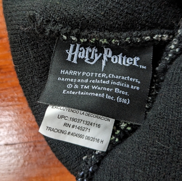 Harry Potter Slytherin set - Officially Licensed - includes socks, hat, & shirt - Picture 4 of 9